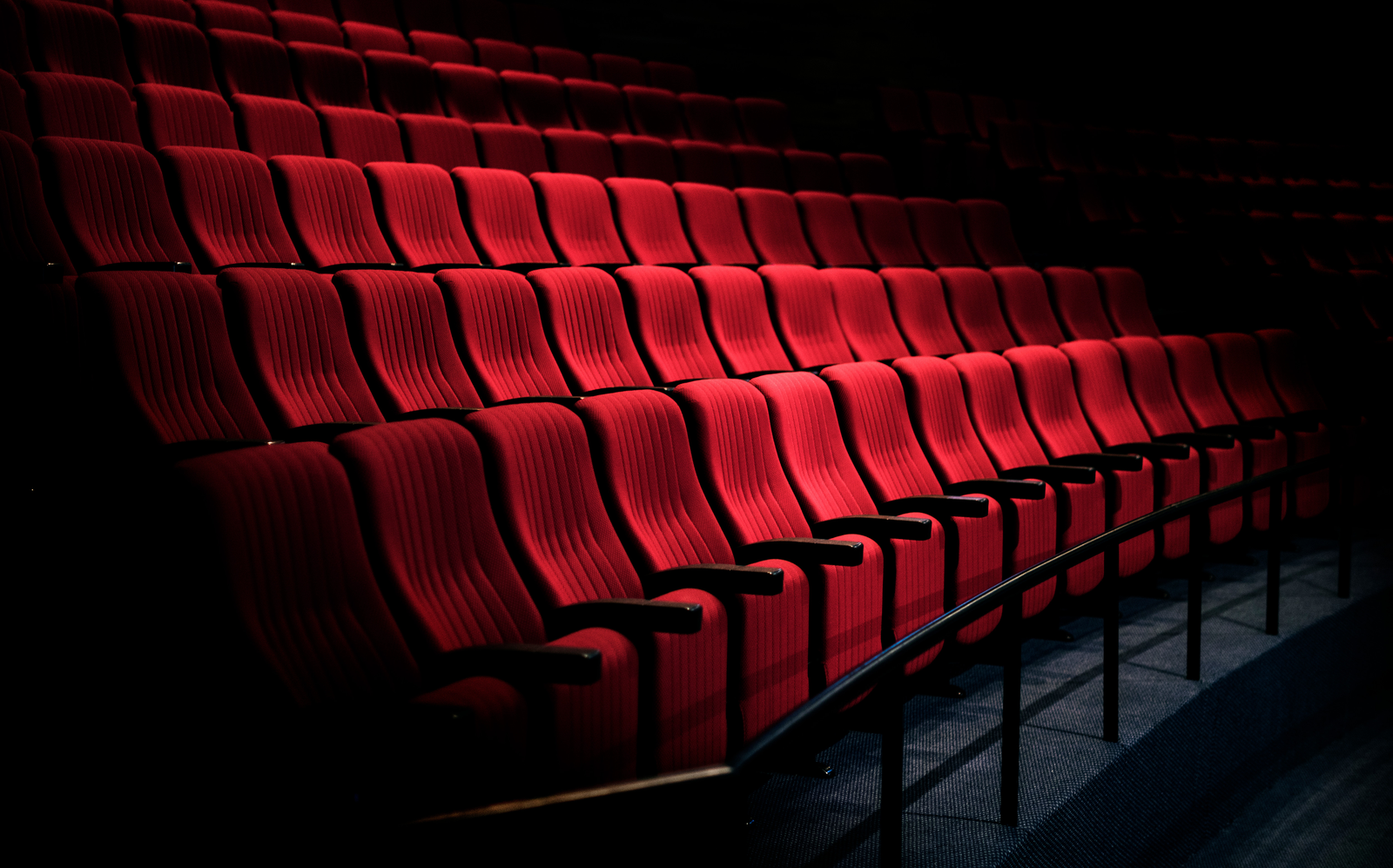 Le poltrone rosse del teatro della home originale ATLAS
