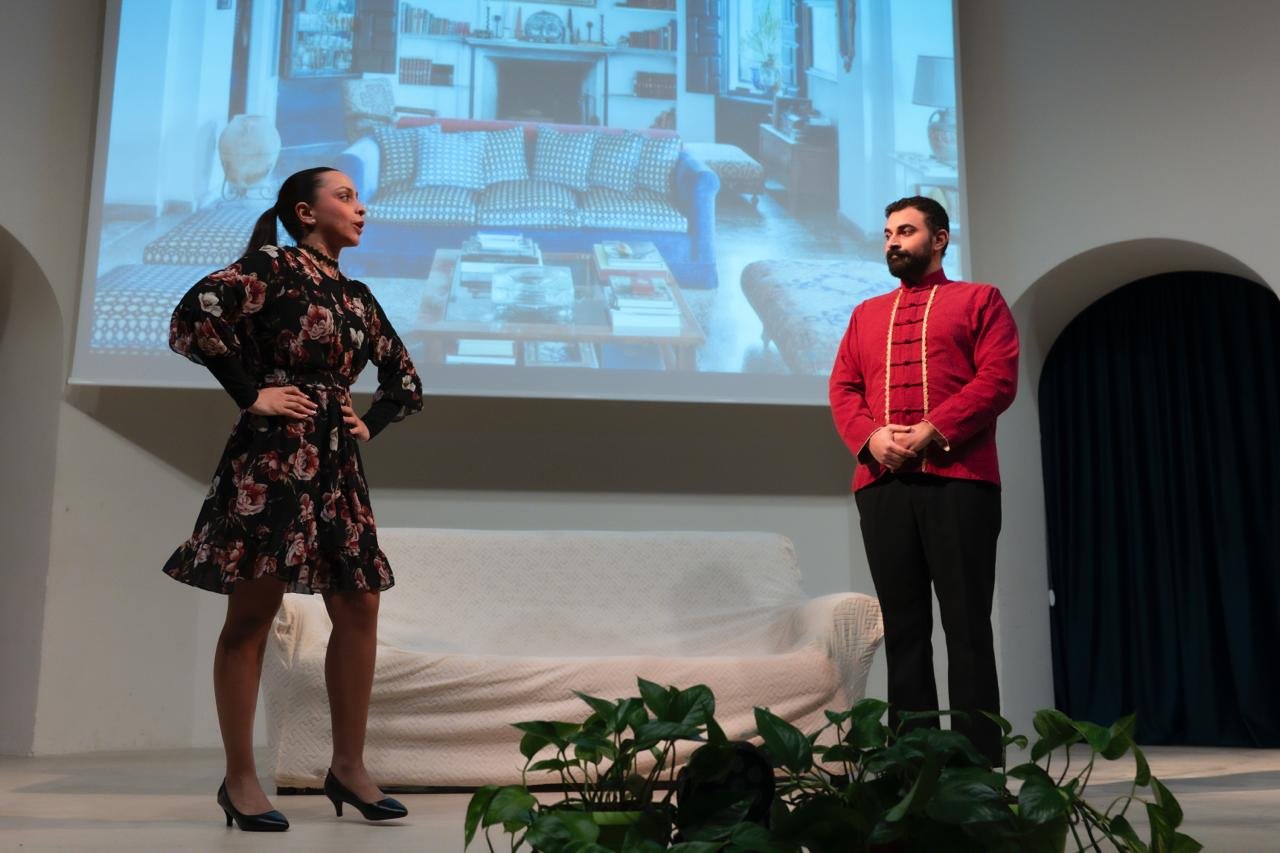 Due interpreti del laboratorio adulti in scena