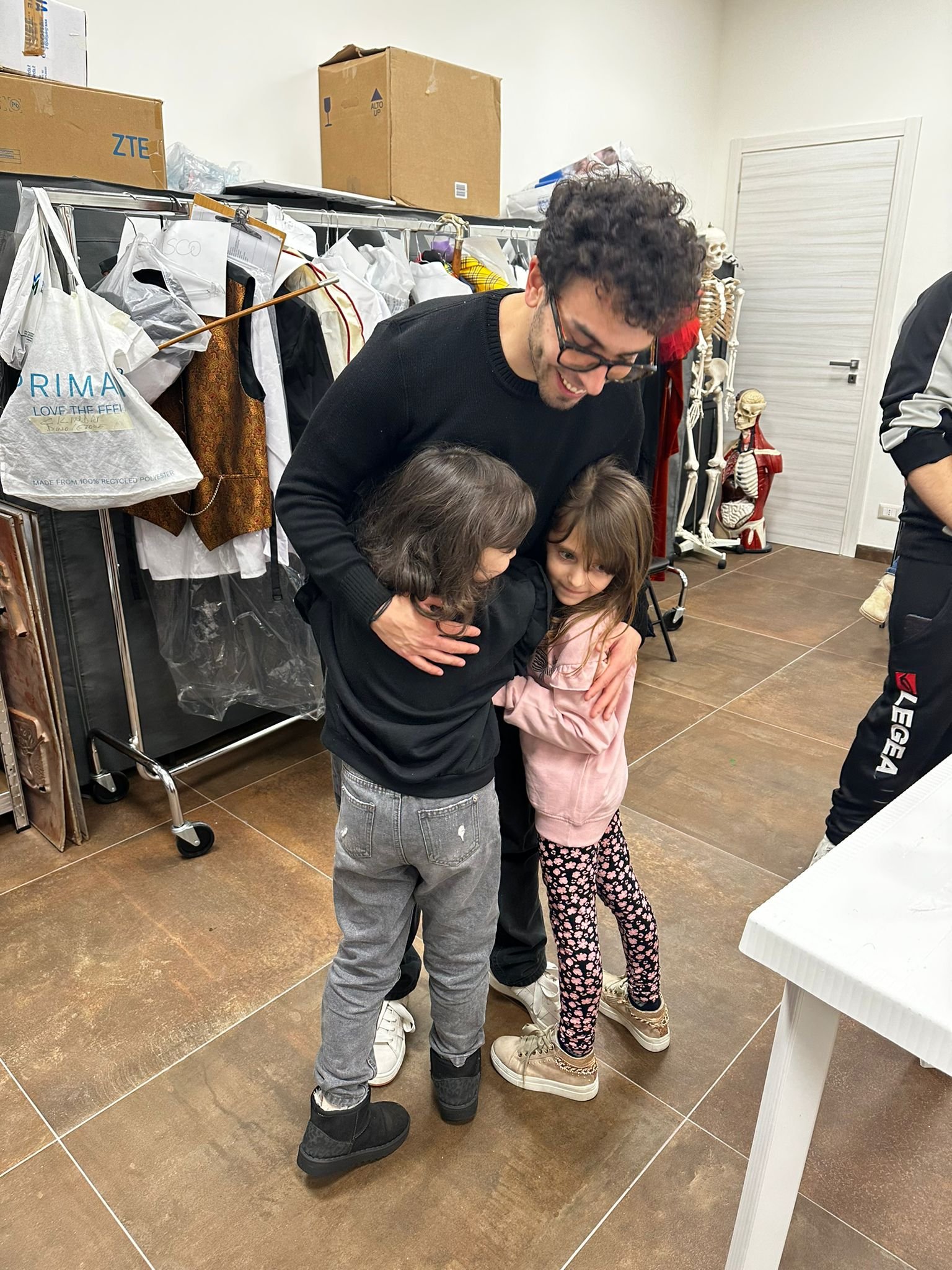 Un momento affettuoso durante il laboratorio dei bambini